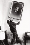 Deposição do retrato do ditador Salazar por um militar de Abril na sede da PIDE/DGS