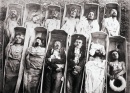 Corpos dos combatentes da Comuna dispostos em caixões, assassinados pelo exército de Versalhes em maio de 1871 - André-Adolphe Eugène