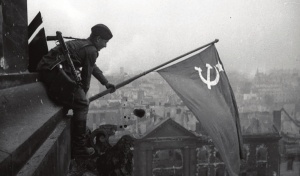 Hastear da bandeira comunista sobre o Reichstag em Berlim assinalando a vitória sobre o nazi-fascismo