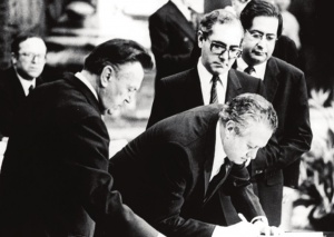 O primeiro-ministro Mário Soares assina a entrada de Portugal na CEE, em 12 de Junho de 1985