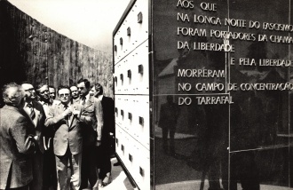 Visita de membros do POUP (Partido Operário Unificado Polaco) ao memorial a esses antifascistas, a 8 de Maio de 1980