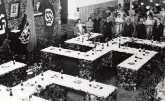Fábrica de conservas de Setúbal num acto de exaltação dos símbolos nazis, podendo ver-se, lado a lado, os retratos de Hitler e de Salazar