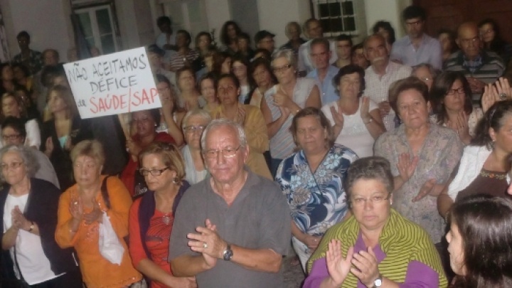 População de Sesimbra protesta contra o encerramento do SAP