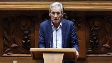 «O Governo dá ao excedente aquilo que falta ao País»