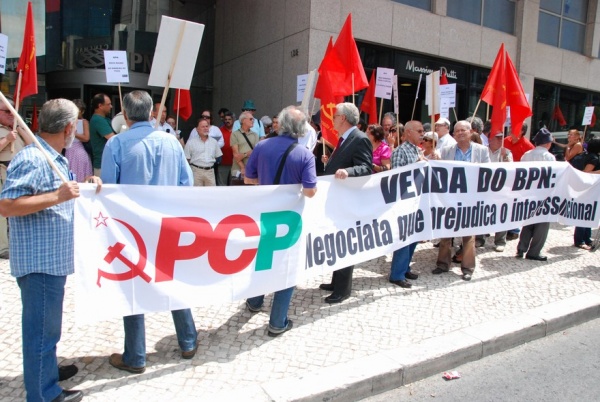 Concentração de protesto em frente à sede do BPN