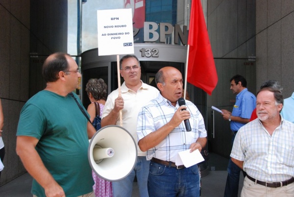 Concentração de protesto em frente à sede do BPN