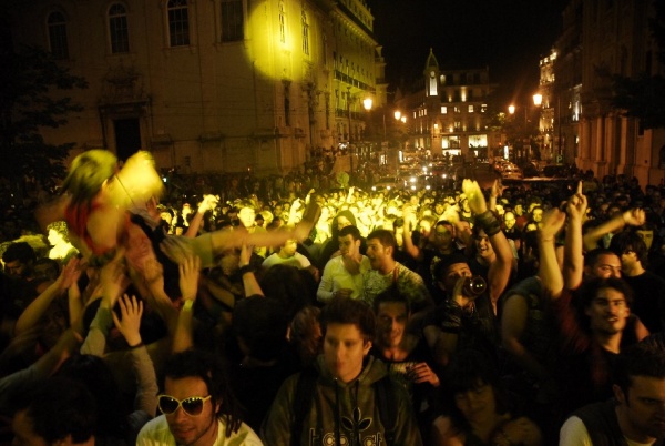 No âmbito do 9º Congresso da JCP realizou-se, em Lisboa, um desfile que culminou num concerto, no Largo Camões, onde participar