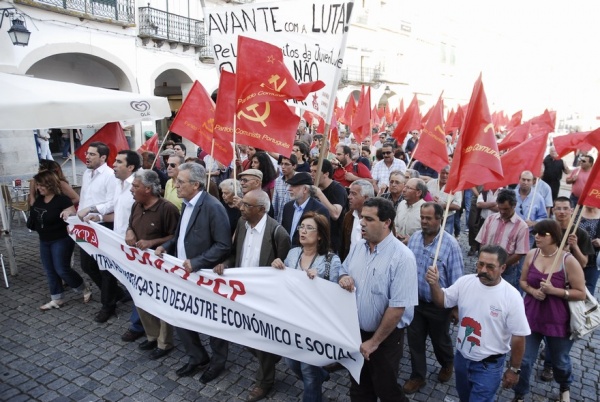 Desfile em Évora com o PCP na rua contra as injustiças e o desastre económico e social