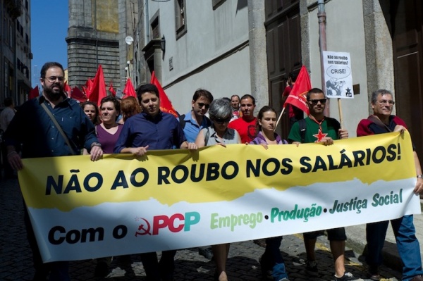 Desfile no Porto "Contra as injustiças e o desastre económico e social"