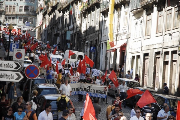 Desfile no Porto "Contra as injustiças e o desastre económico e social"