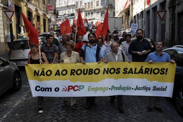 Desfile no Porto "Contra as injustiças e o desastre económico e social"