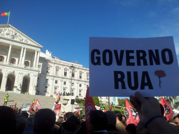 Manifestação em frente à Assembleia da República
