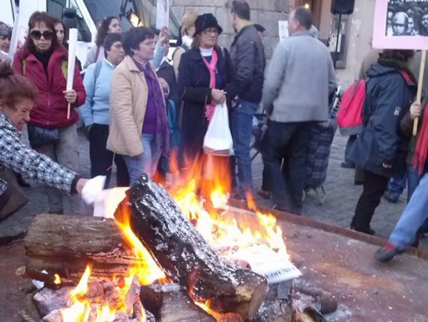 População em Évora queima exemplares do Orçamento do Estado