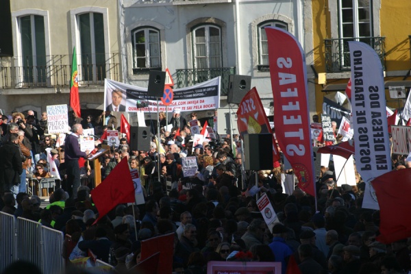 Manifestação em frente à Assembleia da República