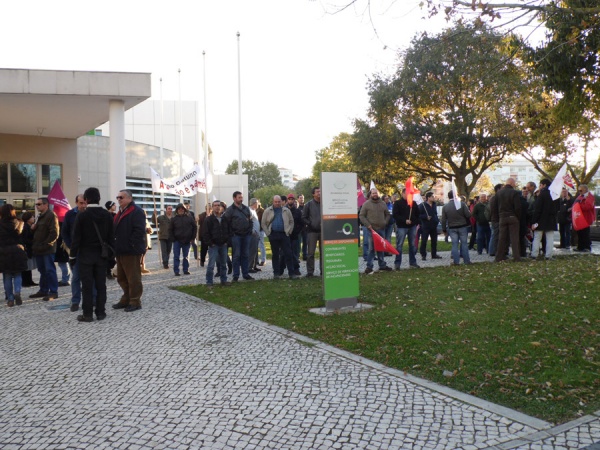 Concentração junto do Centro Distrital da Segurança Social - Santarém