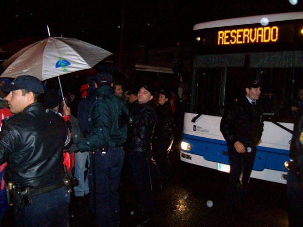 Vimeca, violando o direito à greve, a polícia apoiava a saída de autocarros