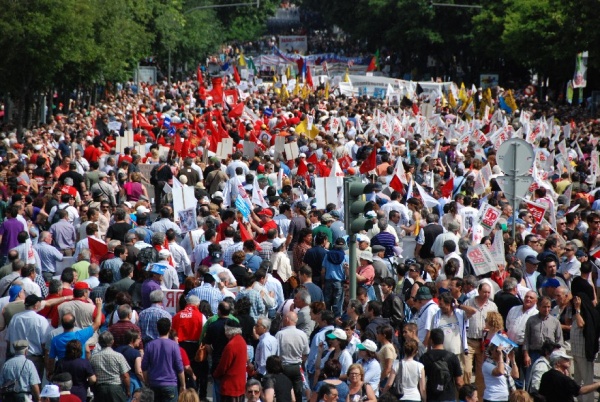Mais de 300 mil contra a política de direita