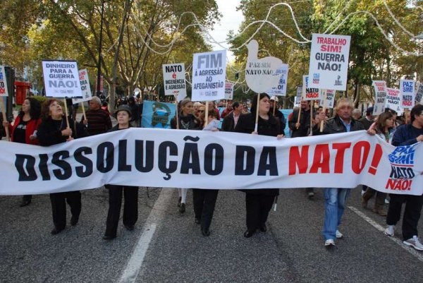 Manifestação da campanha «Paz Sim, NATO Não»