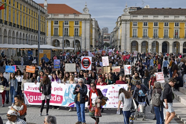 National Demonstration of Women promoted by Democratic Women's Movement (MDM)